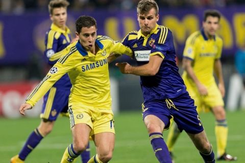 Chelsea's Eden Hazard (L) vies for the ball with Zeljko Filipovic of NK Maribor during the UEFA Champions League Group G football match between NK Maribor and Chelsea in Maribor, Slovenia on November 5, 2014..AFP PHOTO / JURE MAKOVEC        (Photo credit should read Jure Makovec/AFP/Getty Images)