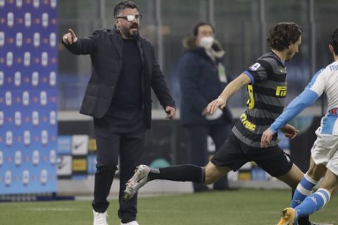 Ο Τζενάρο Γκατούζο δίνει οδηγίες στους παίκτες της Νάπολι κατά τη διάρκεια αγώνα της Serie A με την Ίντερ στο "Μεάτσα"