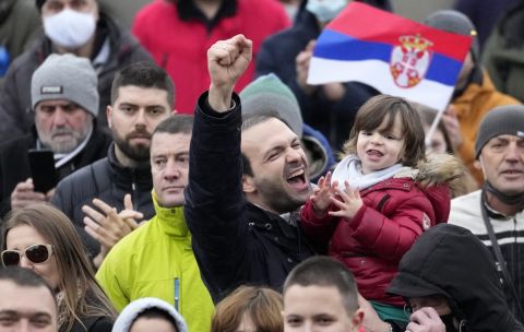 Πατέρας με το παιδάκι του διαδηλώνουν υπέρ του Τζόκοβιτς στο Βελιγράδι 