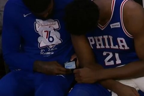 Δεν ξανάγινε: Εμπίντ και Τζόνσον διάβαζαν μήνυμα στο Instagram την ώρα του Σίξερς - Νετς!