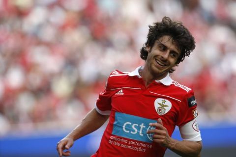 Benfica's Pablo Aimar reacts during their Portuguese Premier League soccer matcha against Beira Mar at Luz stadium in Lisbon April 17, 2011. REUTERS/Hugo Correia (PORTUGAL - Tags: SPORT SOCCER)