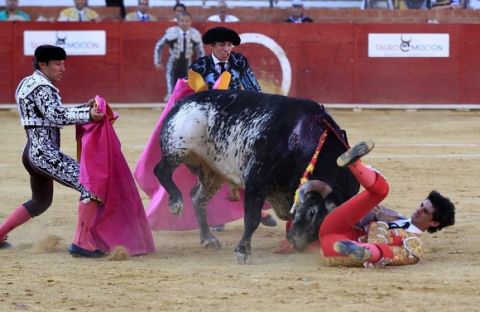 epa05417591 Spanish bullfighter Victor Barrio (R), 29, is gored during a bullfight held on the occasion of Feria del Angel in Teruel, Aragon (Spain), 09 July 2016. Barrio died due to the injures after being seriously gored by his third bull.  EPA/ANTONIO GARCIA