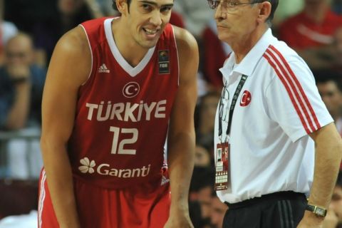 Turkey's head coach Bogdan Tanjevic (R) chats with Turkey's Kerem Gonlum during the World Championship semi final basketball match Serbia vs. Turkey, on September 11, 2010 in Istanbul.                AFP PHOTO / MUSTAFA OZER (Photo credit should read MUSTAFA OZER/AFP/Getty Images)