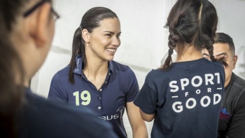 Η Adriana Lima κάνει προπονήσεις πυγμαχίας για φιλανθρωπικό σκοπό