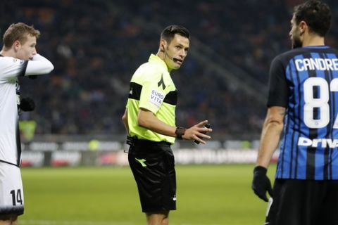 Referee Maurizio Mariani, center, talks with Inter Milan's Antonio Candreva, right, during the Serie A soccer match between Inter Milan and Udinese at the San Siro stadium in Milan, Italy, Saturday, Dec. 16, 2017. (AP Photo/Antonio Calanni)
