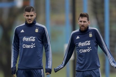 Argentina's Lionel Messi, right, and Mauro Icardi train for a 2018 Russia World Cup qualifying soccer match against Venezuela, in Buenos Aires, Argentina, Sunday, Sept. 3, 2017.(AP Photo/Natacha Pisarenko)