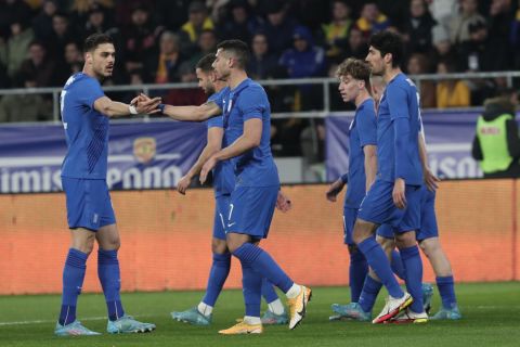 Οι παίκτες της Ελλάδας πανηγυρίζουν το γκολ του Ανδρέα Μπουχαλάκη στη φιλική αναμέτρηση με τη Ρουμανία