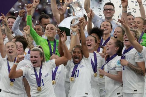 Η ομάδα γυναικών της Αγγλίας πανηγυρίζει με το τρόπαιο του Euro