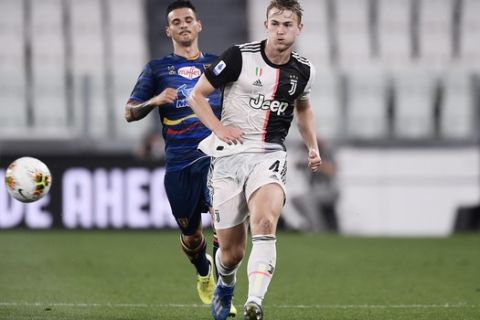 Juventus' Matthijs de Ligt, right, in action during the Serie A soccer match between Juventus and Lecce, at the Allianz Stadium in Turin, Italy, Friday, June 26, 2020. (Fabio Ferrari/LaPresse via AP)