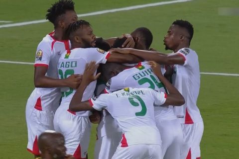 Οι παίκτες της Μπουρκίνα Φάσο πανηγυρίζουν γκολ κόντρα στην Τυνησία για τα προημιτελικά του Κυπέλλου Εθνών Αφρικής | 29 Ιανουαρίου 2022