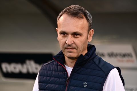 Ο προπονητής της Κηφισιάς, Κώστας Μπράτσος, σε στιγμιότυπο της αναμέτρησης με τον ΠΑΣ για τη Stoiximan Super League 2023-2024 στo "Μιχάλης Κρητικόπουλος" | Σάββατο 27 Απριλίου 2024