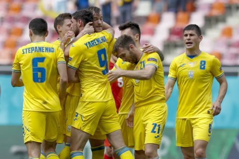 Οι παίκτες της εθνικής Ουκρανίας πανηγυρίζουν γκολ κόντρα στη Βόρεια Μακεδονία στο Euro 2020.