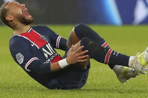Ο Νεϊμάρ τραυματίζεται με τη φανέλα της Παρί σε ματς της Ligue 1 κόντρα στην Λιόν