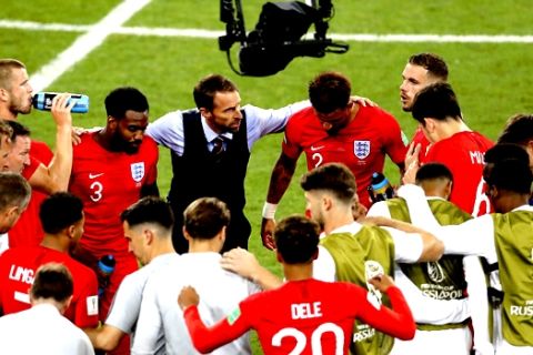 England head coach Gareth Southgate, center, talk to the players during the extra time during the round of 16 match between Colombia and England at the 2018 soccer World Cup in the Spartak Stadium, in Moscow, Russia, Tuesday, July 3, 2018. (AP Photo/Antonio Calanni)