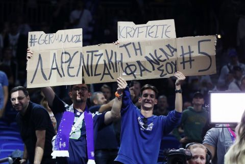 Συγκλονιστική υποστήριξη από τους Έλληνες στην εξέδρα: Κι όμως η Mercedes-Benz Arena είναι γαλανόλευκη