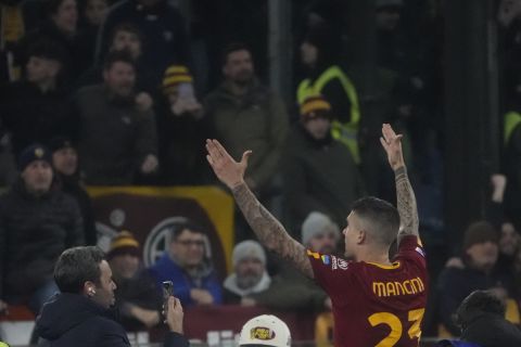 Ο Τζιανλούκα Μαντσίνι της Ρόμα πανηγυρίζει γκολ που σημείωσε κόντρα στη Γιουβέντους για τη Serie A 2022-2023 στο "Ολίμπικο", Ρώμη | Κυριακή 5 Μαρτίου 2023