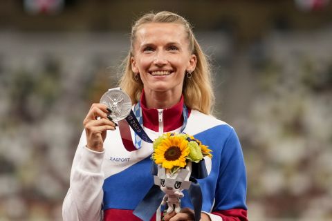 Η Αντζέλικα Σιντόροβα με το ασημένιο μετάλλιο στους Ολυμπιακούς Αγώνες του Τόκιο