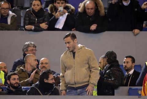 Roma's Francesco Totti, center, arrives on the stands prior to the start of a Serie A soccer match between Roma and Palermo, in Rome's Olympic Stadium, Sunday, Feb. 21, 2016. (AP photo/Alessandra Tarantino)