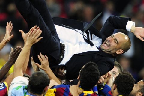 Οι παίκτες της Μπαρτσελόνα πετούν στον αέρα τον Πεπ Γκουαρδιόλα μετά την κατάκτηση του Champions League το 2011