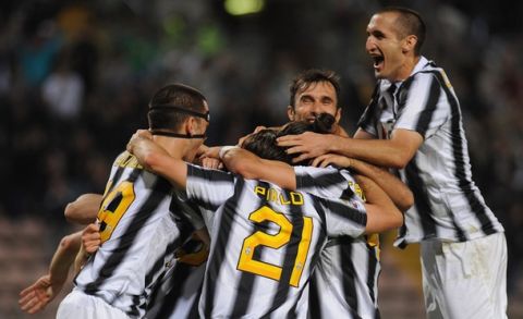 TRIESTE, ITALY - MAY 06:  Players of Juventus FC celebrate after beating Cagliari Calcio 2-0 to win the Serie A Championships during the Serie A match between Cagliari Calcio and Juventus FC at Stadio Nereo Rocco on May 6, 2012 in Trieste, Italy.  (Photo by Valerio Pennicino/Getty Images)