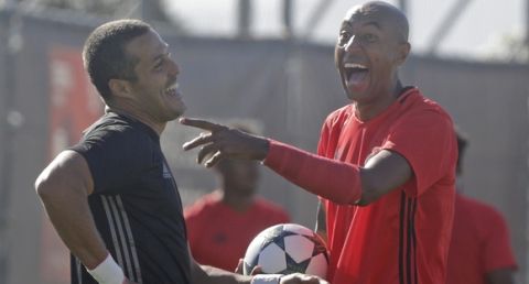Júlio César of SL Benfica jokes with team mate  Luisão during a training session before their Champions league match against Beikta JK