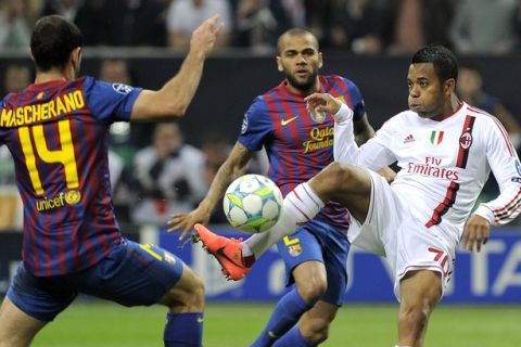 AC Milan's Brazilian  forward Robinho (R) fights for the ball with Barcelona's Argentinian midfielder Javier Mascherano (L) during the Champions League quarter-finals football match AC Milan vs FC Barcelona on March 28, 2012 at San Siro stadium in Milan. AFP PHOTO / LLUIS GENE (Photo credit should read LLUIS GENE/AFP/Getty Images)