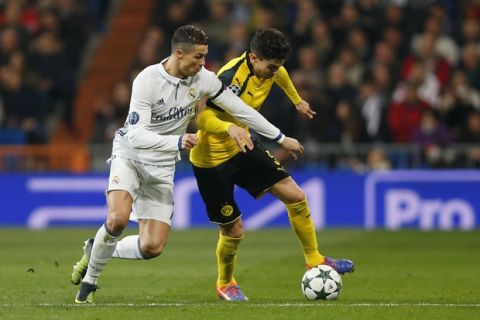 Real Madrid's Cristiano Ronaldo, left, duels for the ball with Dortmund's Marc Bartra during the Champions League, Group F, soccer match between Real Madrid and Borussia Dortmund at the Santiago Bernabeu stadium in Madrid, Spain, Wednesday, Dec. 7, 2016. (AP Photo/Daniel Ochoa de Olza)