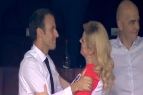 Το σταυρωτό φιλί του Μακρόν στην πρόεδρο της Κροατίας