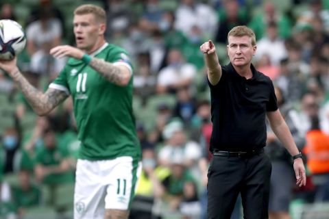 Ο Στέφεν Κένι και ο Τζέιμς Μακλίν σε αναμέτρηση της Εθνικής Ιρλανδίας στο Δουβλίνο για τα προκριματικά του Παγκοσμίου Κυπέλλου