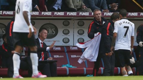 BURNLEY, ENGLAND - AUGUST 30:  Manager Louis van Gaal of Manchester United looks on as Angel di Maria of Manchester United is handed his tracksuit top as he is substituted during the Barclays Premier League match between Burnley and Manchester United at Turf Moor on August 30, 2014 in Burnley, England.  (Photo by Clive Brunskill/Getty Images)