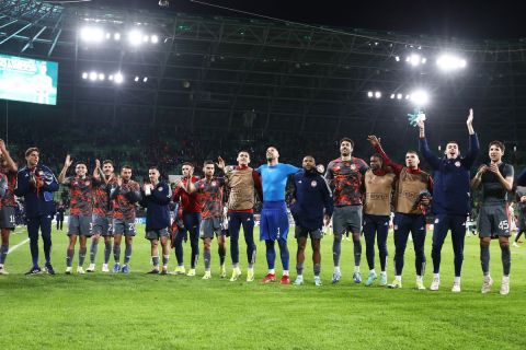 Ολυμπιακός: Οι πανηγυρισμοί παικτών και κόσμου στην Ουγγαρία μετά την πρόκριση στους 16 του Conference League