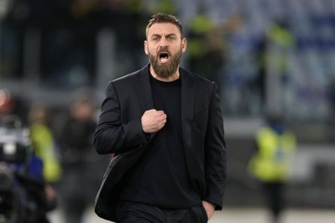 Roma's head coach Daniele De Rossi gives instructions during the Series A soccer match between Roma and Hellas Verona at the Rome Olympic stadium, Saturday, Jan. 20, 2024. (AP Photo/Andrew Medichini)