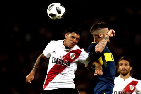 River Plate's Enzo Perez, left, fights for the ball with Boca Juniors' Nahitan Nandez during the Supercopa Argentina final match in Mendoza, Argentina, Wednesday, March 14, 2018.(AP Photo/Marcelo Ruiz)