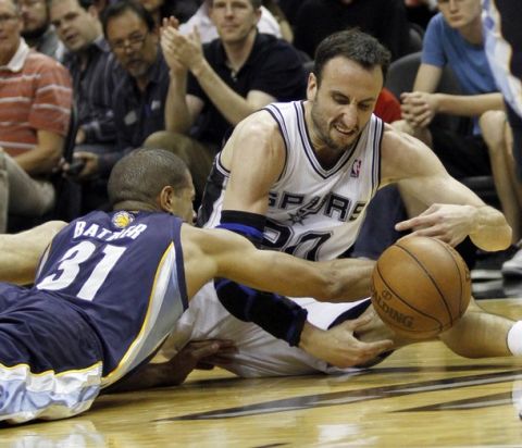 Memphis Grizzlies Shane Battier (L) and San Antonio Spurs Manu Ginobili battle for a loose ball during the first half of Game 2 of the Western Conference NBA basketball playoffs in San Antonio, Texas April 20, 2011.  REUTERS/Joe Mitchell (UNITED STATES - Tags: SPORT BASKETBALL)