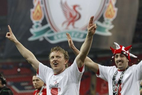 Liverpool's  Dirk Kuyt (L) celebrates after their English League Cup final soccer match at Wembley Stadium in London February 26, 2012. REUTERS/Andrew Winning (BRITAIN - Tags: SPORT SOCCER CARLING CUP) FOR EDITORIAL USE ONLY. NOT FOR SALE FOR MARKETING OR ADVERTISING CAMPAIGNS. NO USE WITH UNAUTHORIZED AUDIO, VIDEO, DATA, FIXTURE LISTS, CLUB/LEAGUE LOGOS OR "LIVE" SERVICES. ONLINE IN-MATCH USE LIMITED TO 45 IMAGES, NO VIDEO EMULATION. NO USE IN BETTING, GAMES OR SINGLE CLUB/LEAGUE/PLAYER PUBLICATIONS