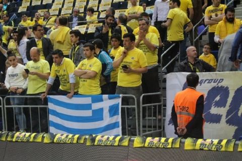 Οι οπαδοί της Φενέρμπαχτσε με ελληνική σημαία στο γήπεδο για τον Σλούκα