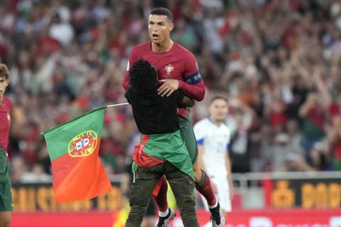 Πορτογαλία - Βοσνία: Οπαδός εισέβαλε στον αγωνιστικό χώρο, πήρε αγκαλιά τον Ρονάλντο και τον σήκωσε στον αέρα