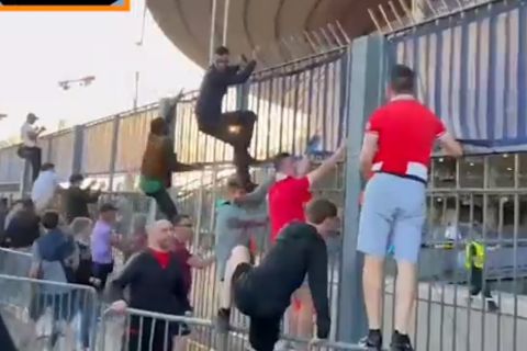 Οπαδοί της Λίβερπουλ πηδούν τα κάγκελα για να μπουν στο Σταντ Ντε Φρανς