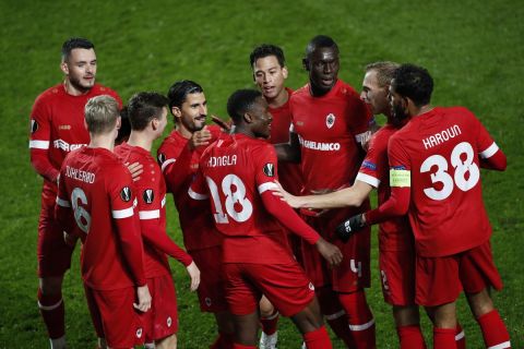 Οι παίκτες της Άντβερπ πανηγυρίζουν γκολ κόντρα στη Λουντογκόρετς