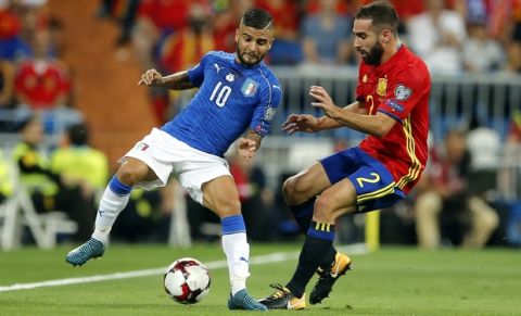 Italy's Lorenzo Insigne, left, vies for the ball with Spain's Dani Carvajal during the World Cup Group G qualifying soccer match between Spain and Italy at the Santiago Bernabeu Stadium in Madrid, Saturday Sept. 1, 2017. (AP Photo/Paul White)