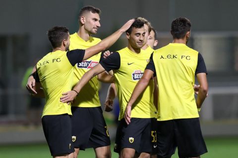 Οι παίκτες της ΑΕΚ πανηγυρίζουν το γκολ του Μαχαίρα | 23 Σεπτεμβρίου 2022