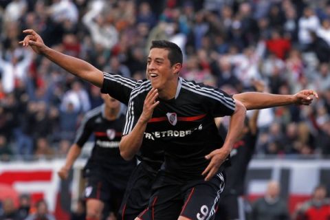 River Plate's Rogelio Funes Mori celebrates with teammates after he scored a goal against Arsenal during their Argentine First Division soccer match in Buenos Aires, September 12, 2010. REUTERS/Marcos Brindicci (ARGENTINA - Tags: SPORT SOCCER)