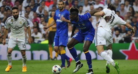Juventus' French midfielder Paul Pogba (C) vies with Real Madrid's Welsh forward Gareth Bale (R) past Real Madrid's defender Dani Carvajal during the UEFA Champions League semi-final second leg football match Real Madrid FC vs Juventus at the Santiago Bernabeu stadium in Madrid on May 13, 2015.   AFP PHOTO/ CURTO DE LA TORRE        (Photo credit should read CURTO DE LA TORRE/AFP/Getty Images)