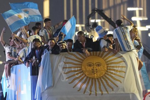Οι παίκτες της Αργεντινής στο πούλμαν αποθεώνονται μετά την κατάκτηση του Μουντιάλ