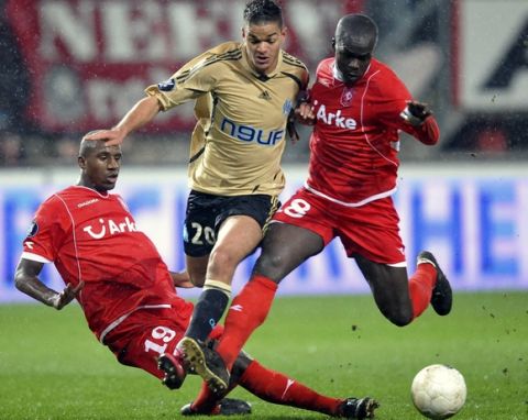 Twente's soccer players Douglas, left, and Cheik Tiote and Hatem Ben Arfa, centre, of Olympique de Marseille, battle for the ball during their UEFA CUP round of 32 second leg soccer match between FC Twente and Olympique de Marseille at the Grolsch Veste Stadium in Enschede, eastern Netherlands, Thursday Feb. 26, 2009. (AP Photo/Ermindo Armino)