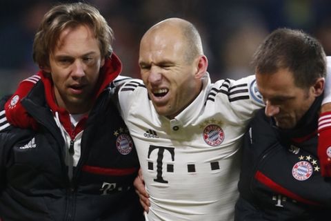 Bayern's Arjen Robben of the Netherlands, center, leaves the pitch injured during the German soccer cup third round match between FC Augsburg and FC Bayern Munich in Augsburg, southern Germany, Wednesday, Dec. 4, 2013. (AP Photo/Matthias Schrader) 
