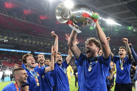 Οι παίκτες της εθνικής Ιταλίας πανηγυρίζουν την κατάκτηση του Euro 2020