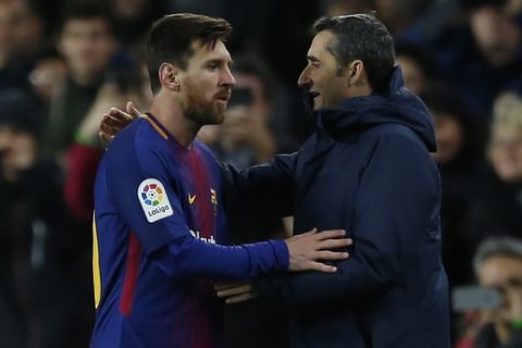 FC Barcelona's Lionel Messi, left, talks with his coach Ernesto Valverde after been substituted during the Spanish Copa del Rey round of 16 second leg soccer match between FC Barcelona and Celta de Vigo at the Camp Nou stadium in Barcelona, Spain, Thursday, Jan. 11, 2018. (AP Photo/Manu Fernandez)