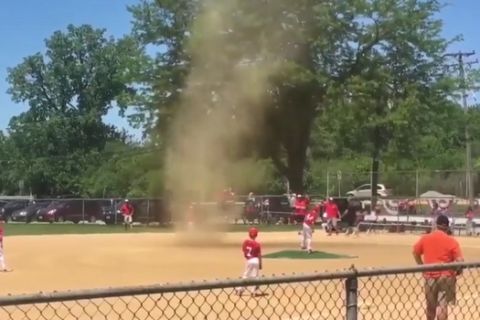Ανεμοστρόβιλος διακόπτει παιδικό αγώνα μπέιζμπολ