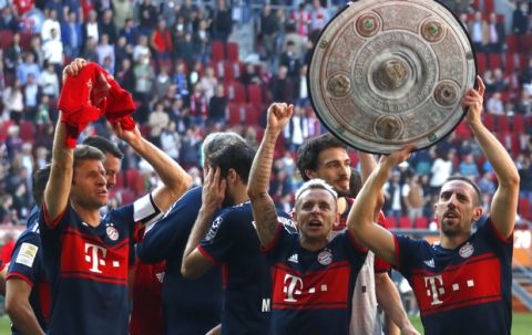 Bayern players celebrate the 28th Bundesliga title after the German Bundesliga soccer match between FC Augsburg and FC Bayern Munich in Augsburg, Germany, Saturday, April 7, 2018. (AP Photo/Matthias Schrader)